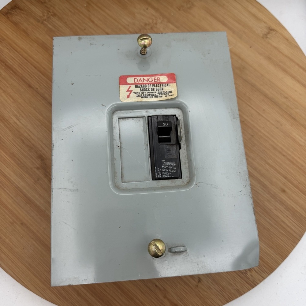 I-T-E Indoor Load Center 60 AMP Type 1 E0204ML1060F&S with 20 AMP‎